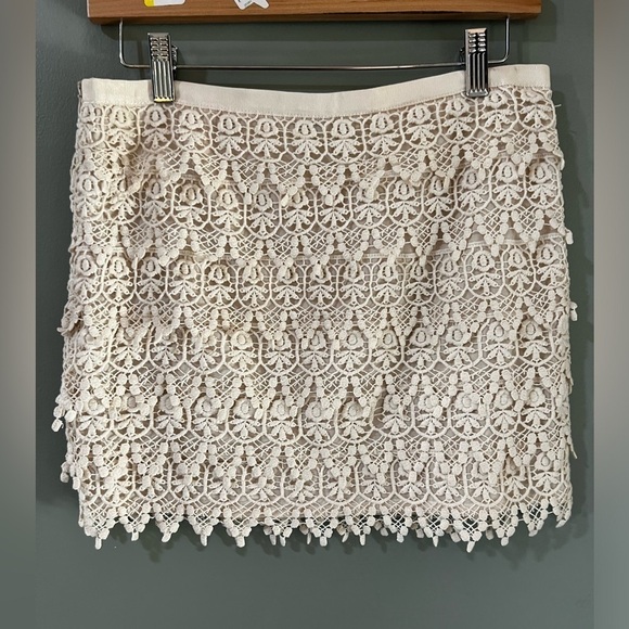 BB Dakota cream eyelet lined mini skirt size 4 side zip closure - Picture 3 of 6